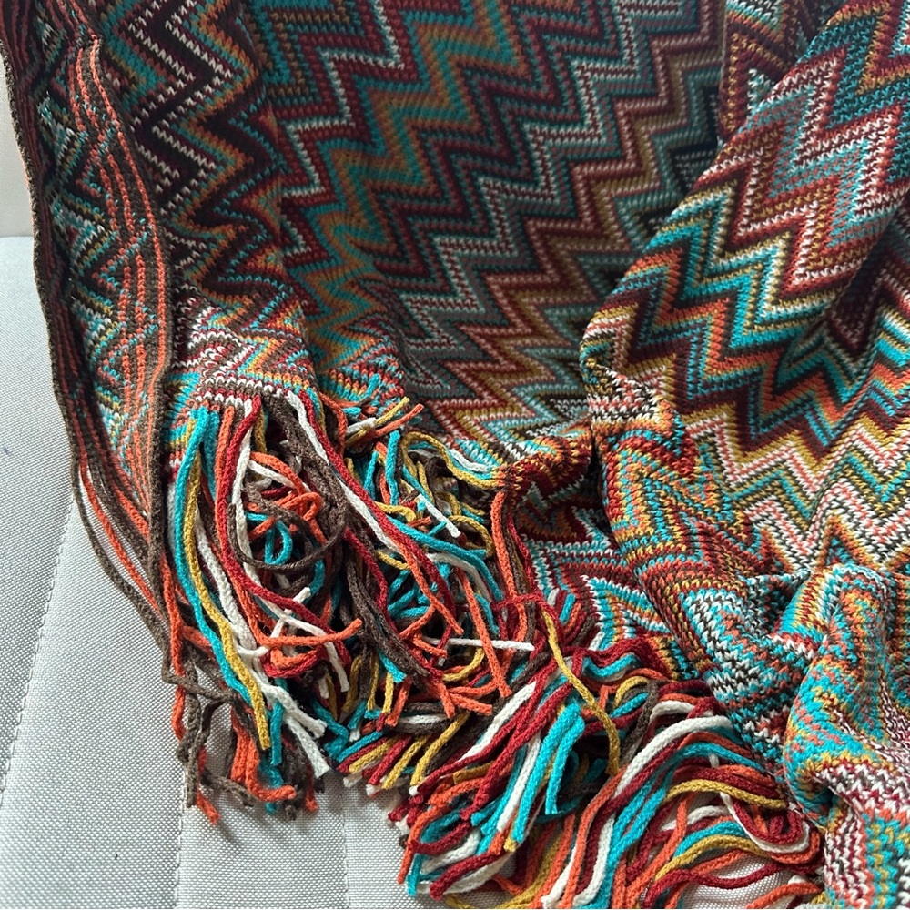 LALIFIT‎ Knitted Geometric Fringe Throw Blanket in Red - Picture 2 of 4